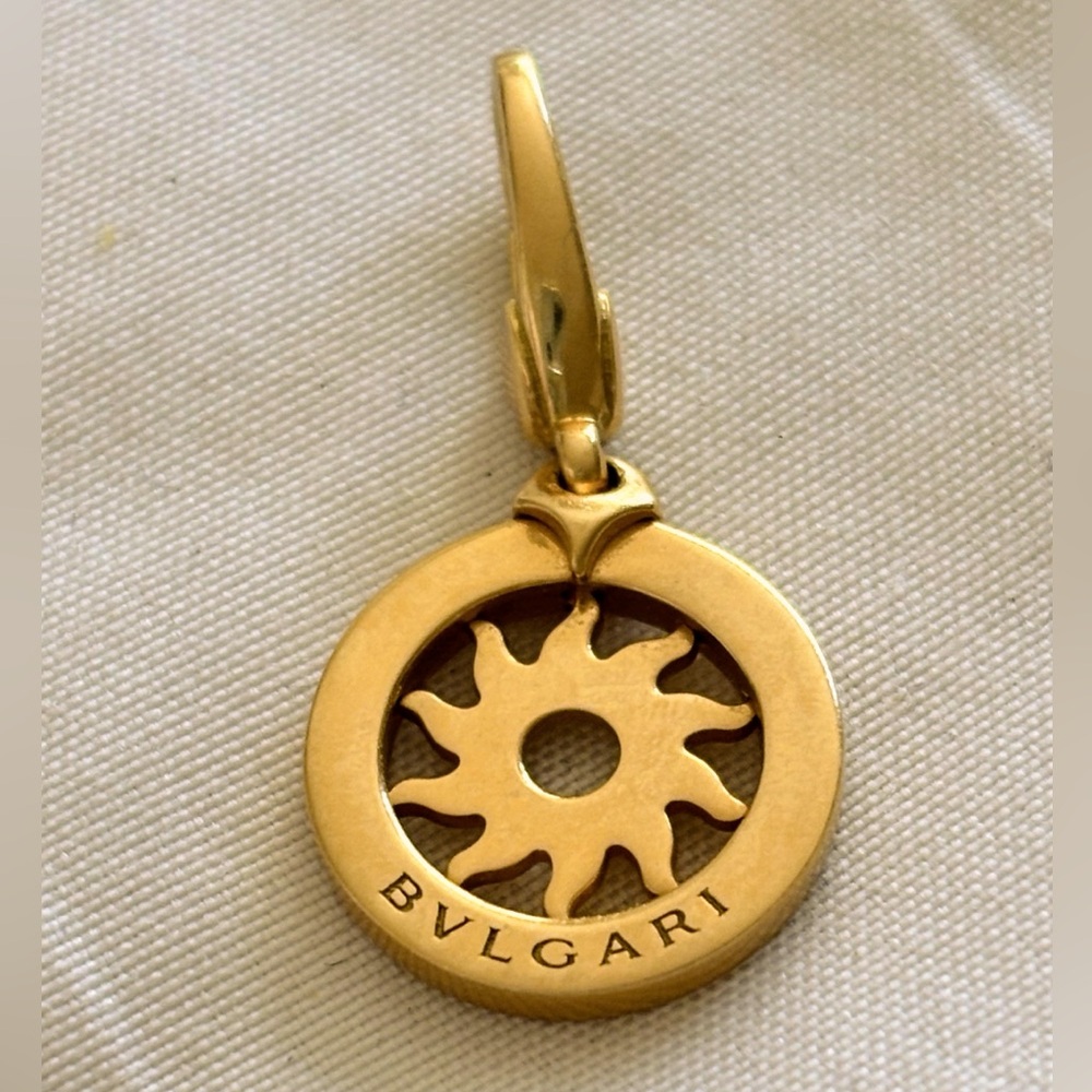Bulgari Bvlgari logo Tondo Sun Charm. 18k yellow gold. authentic. Unisex